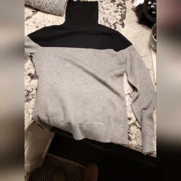 Color block turtleneck - Picture 1 of 3